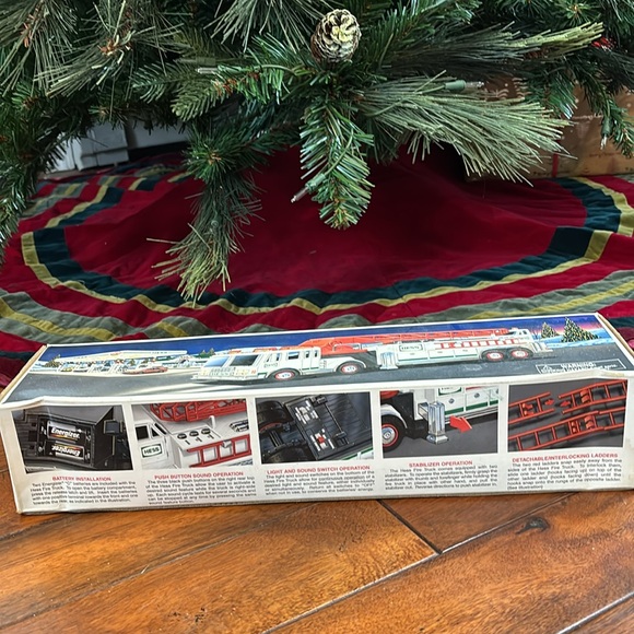 NEW (VTG) 2000 HESS Trucks Fire Truck - Picture 2 of 5